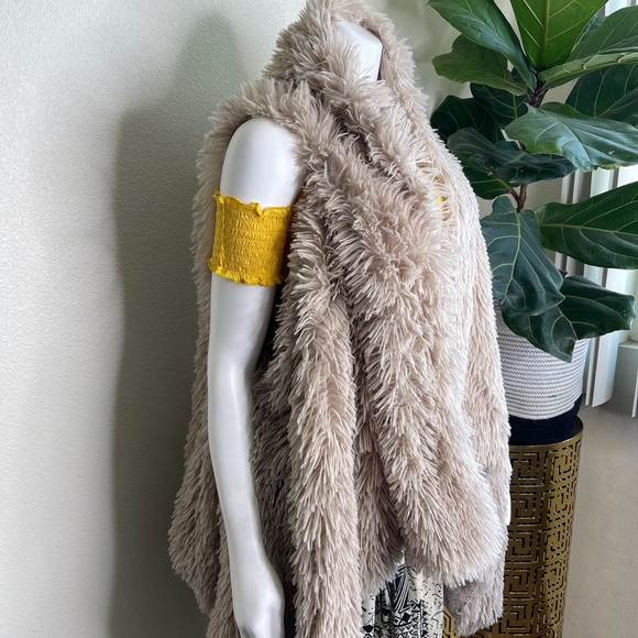 Kensie faux fur open vest - Picture 3 of 13